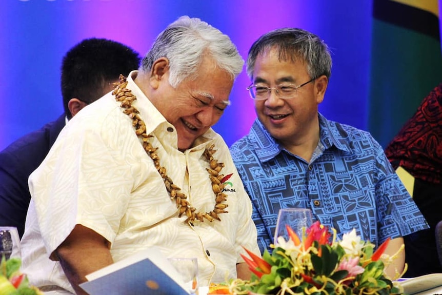 Samoan Prime Minister Tuilaepa Sailele laughs with Chinese Vice-Premier Hu Chunhua, at the welcome banquet ahead of the forum.