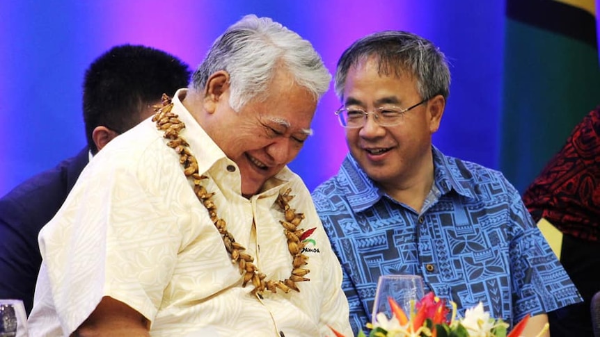 Samoan Prime Minister Tuilaepa Sailele laughs with Chinese Vice-Premier Hu Chunhua, at the welcome banquet ahead of the forum.