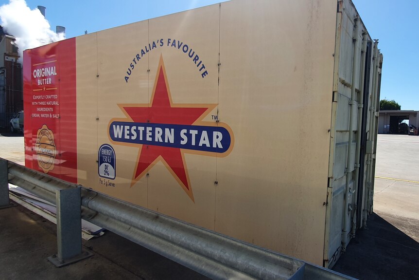 Un contenedor de envío con el logotipo de Western Star en un costado
