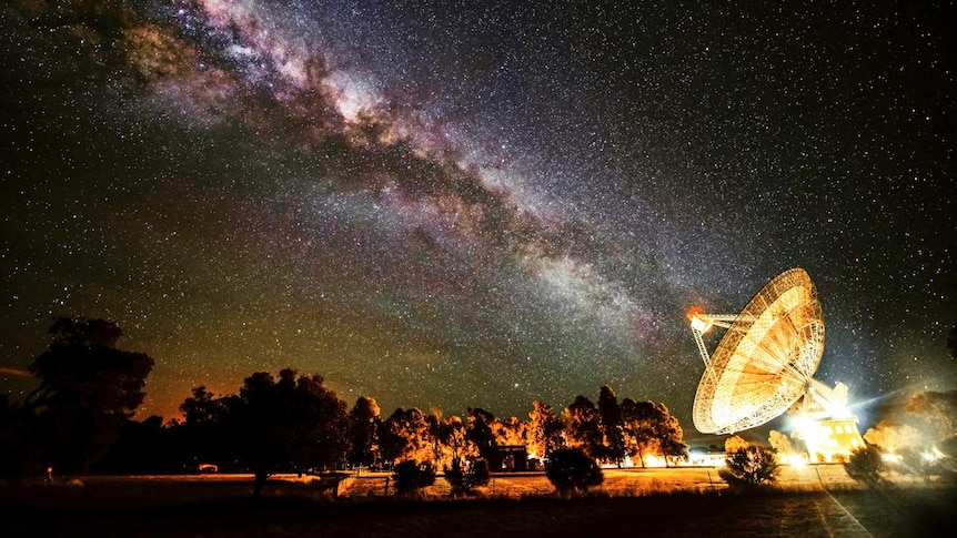 Image of CSIRO's Parkes radio telescope and the night sky