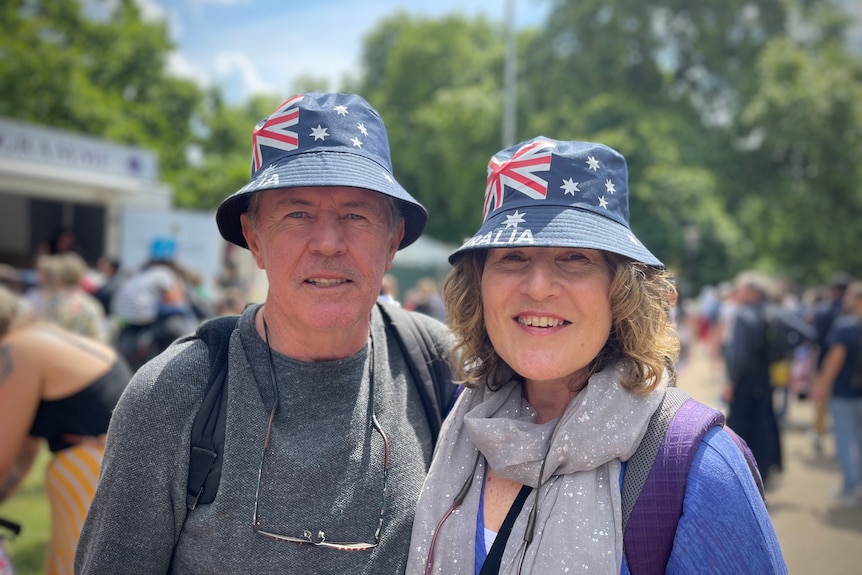 一对夫妇在他们的禧年庆典上戴着澳大利亚国旗渔夫帽。