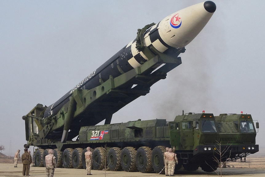 Una visión general de lo que informan los medios estatales "Hwaseong-17" Un misil balístico intercontinental (ICBM) en un vehículo de lanzamiento.