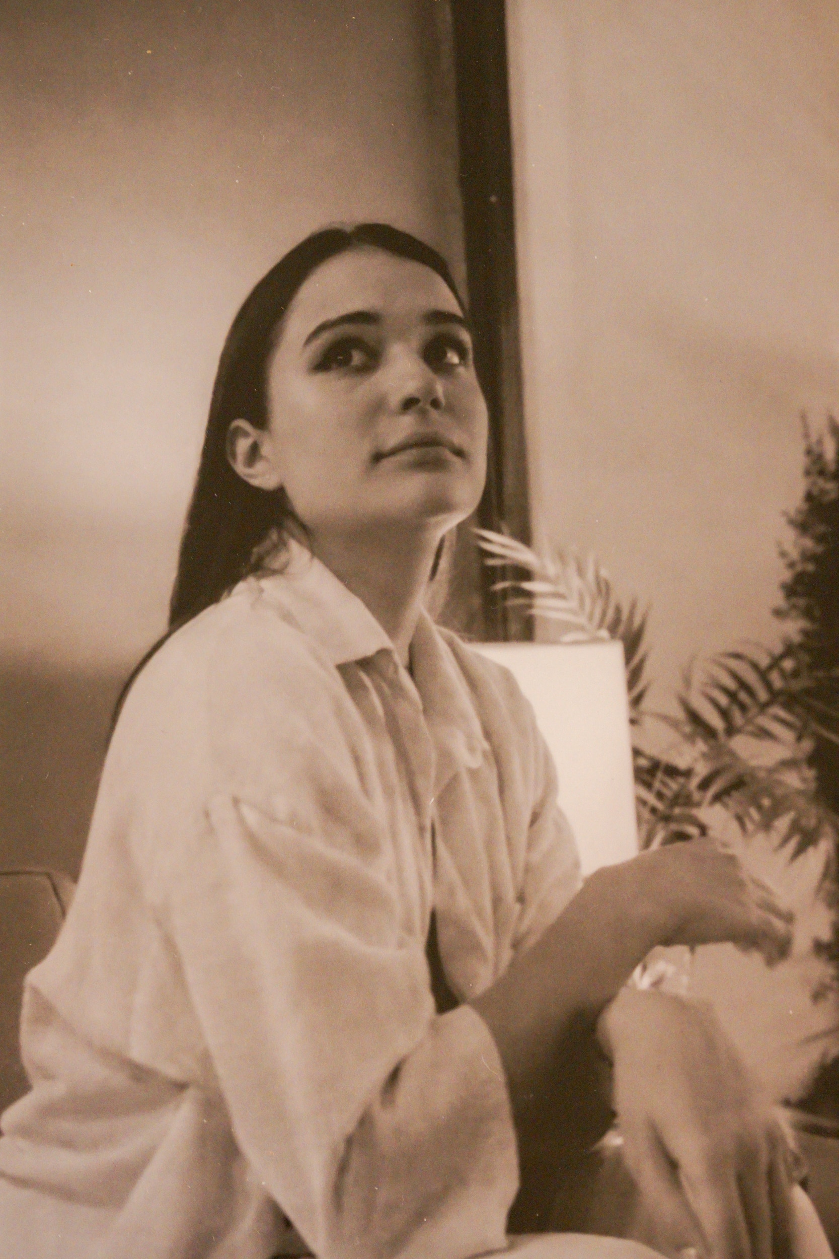 Uma fotografia em preto e branco de uma jovem.