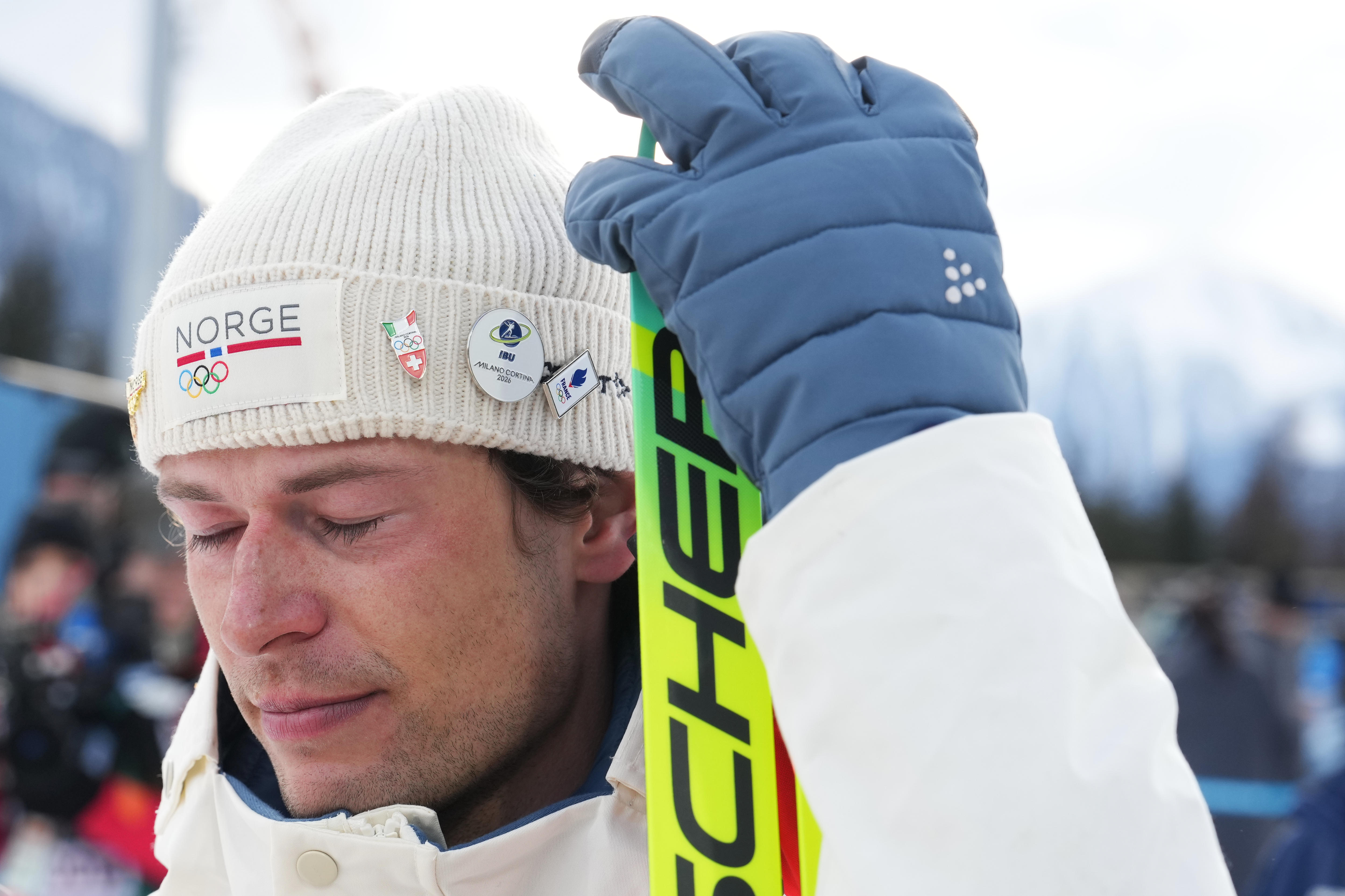 Sturla Holm Lægreid reage após conquistar a medalha de bronze nos Jogos Olímpicos de Inverno de 2026.