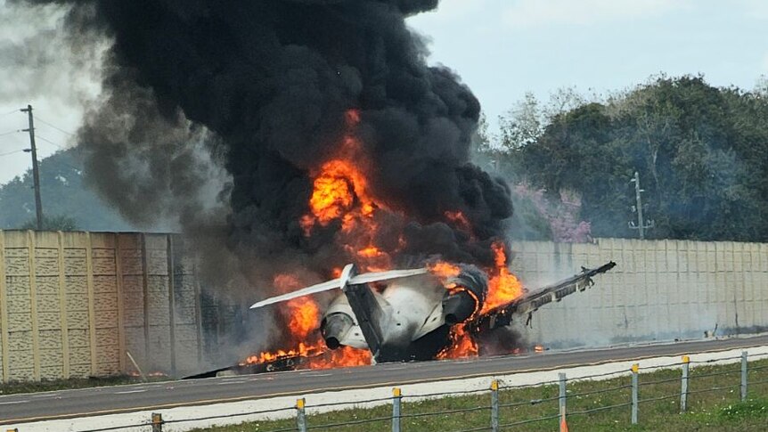 플로리다 고속도로에서 소형 비행기가 비상 착륙을 시도하고 화재가 발생해 2명이 사망했습니다.