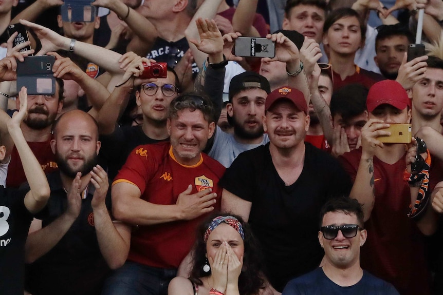 Roma fans cry during Francesco Totti's last game.