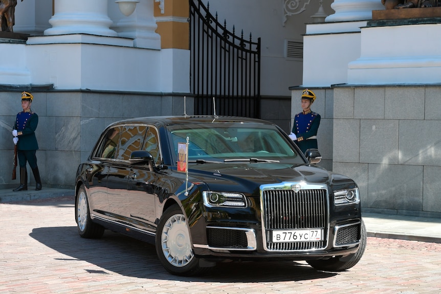 A photo of a Russian Aurus limousine.