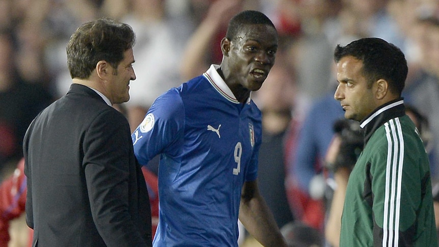Balotelli sent off for Italy
