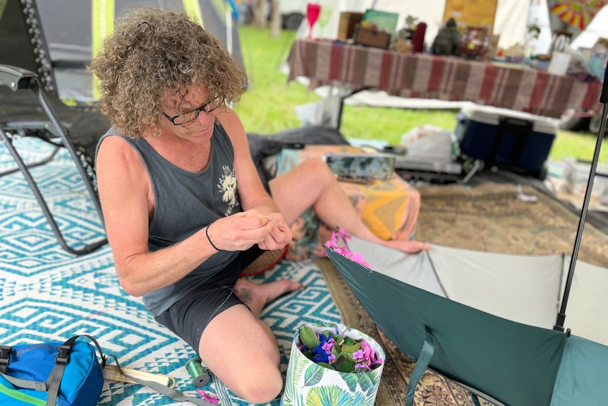 Un asistente al festival instala un campamento y se pone a hacer manualidades cuando comienza el evento de seis días.