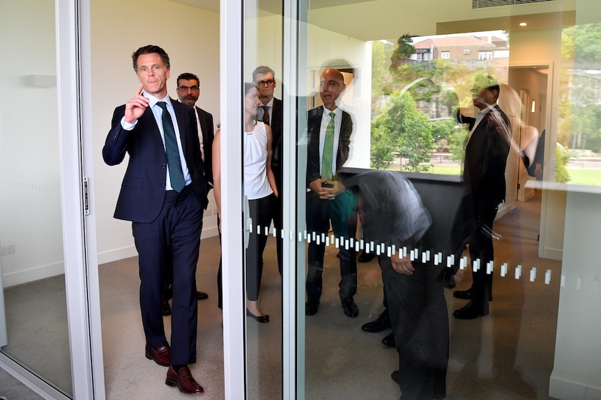 El primer ministro de Nueva Gales del Sur, Chris Minns, recorre una casa en Forest Lodge después de una conferencia de prensa en Sydney.