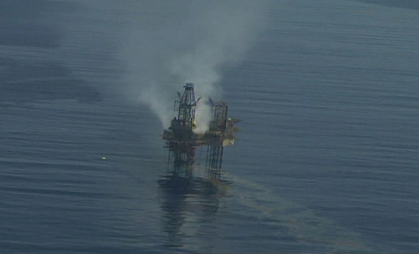 Oil leak plugging plans delayed - ABC News