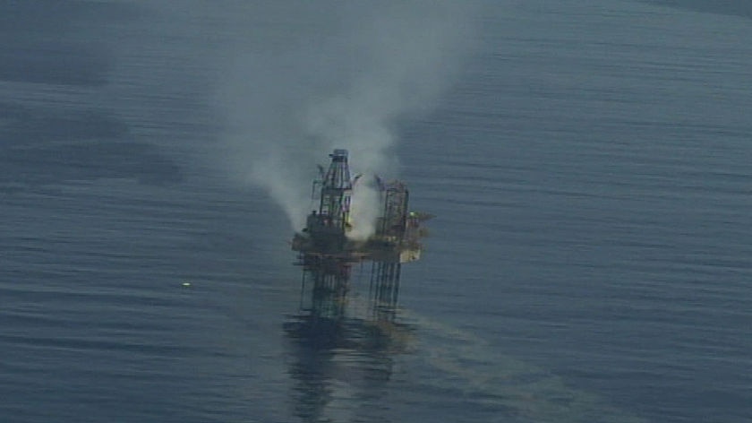 West Atlas drilling rig leaking oil into the Timor Sea
