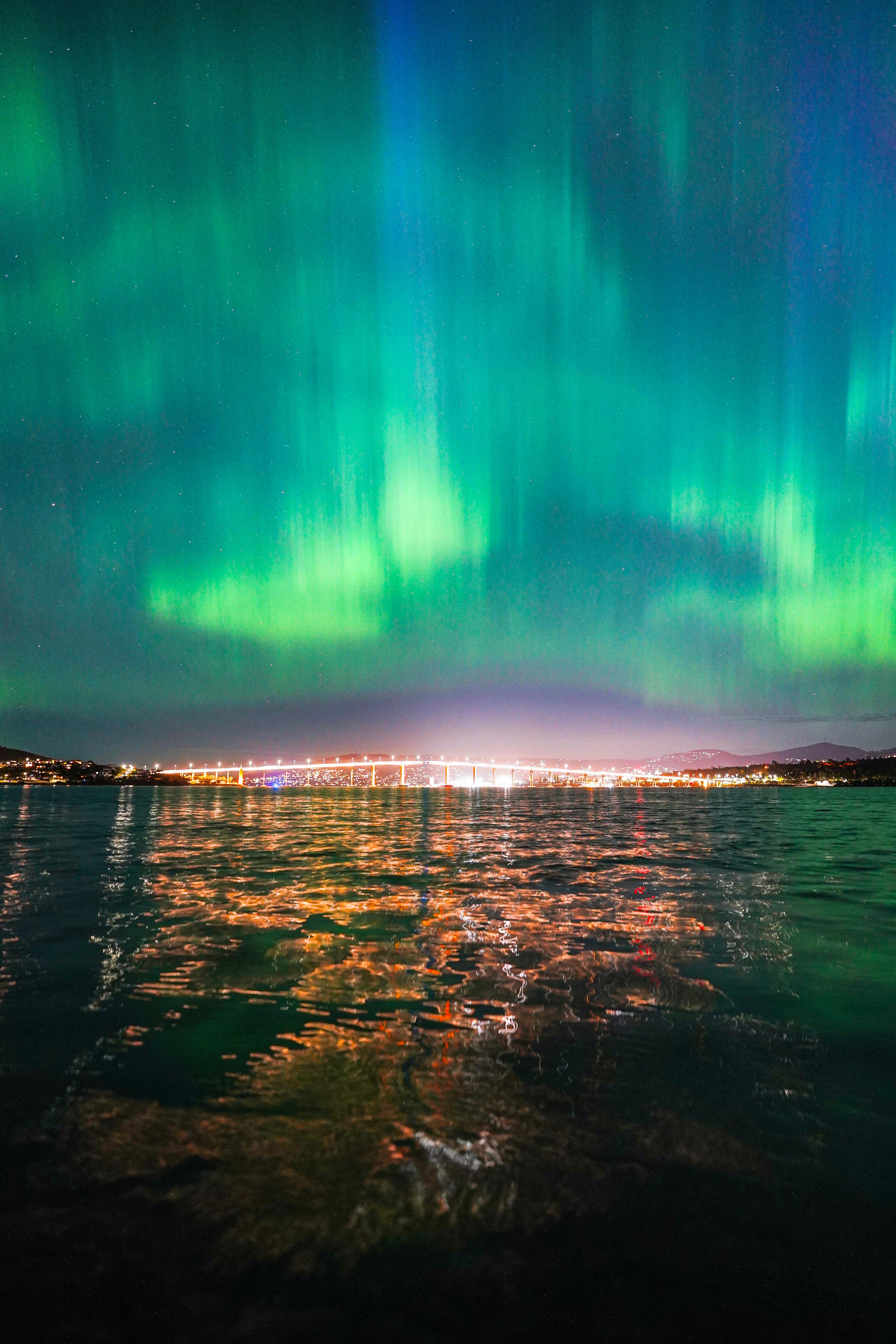 Aurora Australis ilumina el puente Tasman en Hobart.