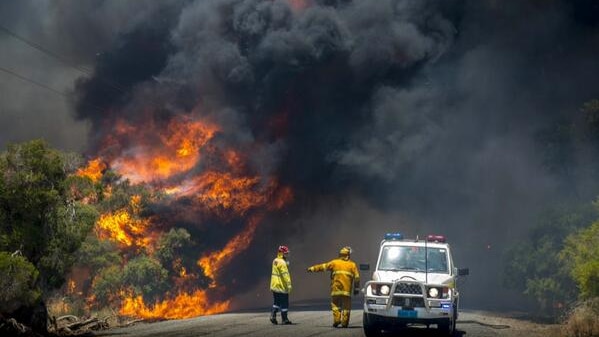 Bushfire threatens homes