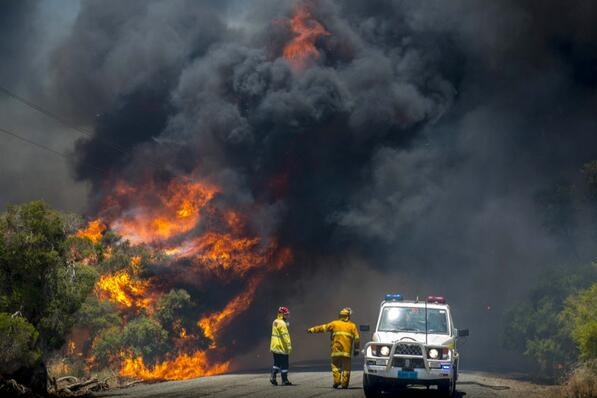 Bushfire threatens homes in Perth's southern suburbs