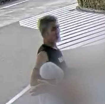 Todavía se puede ver a un hombre en las cámaras de vigilancia.