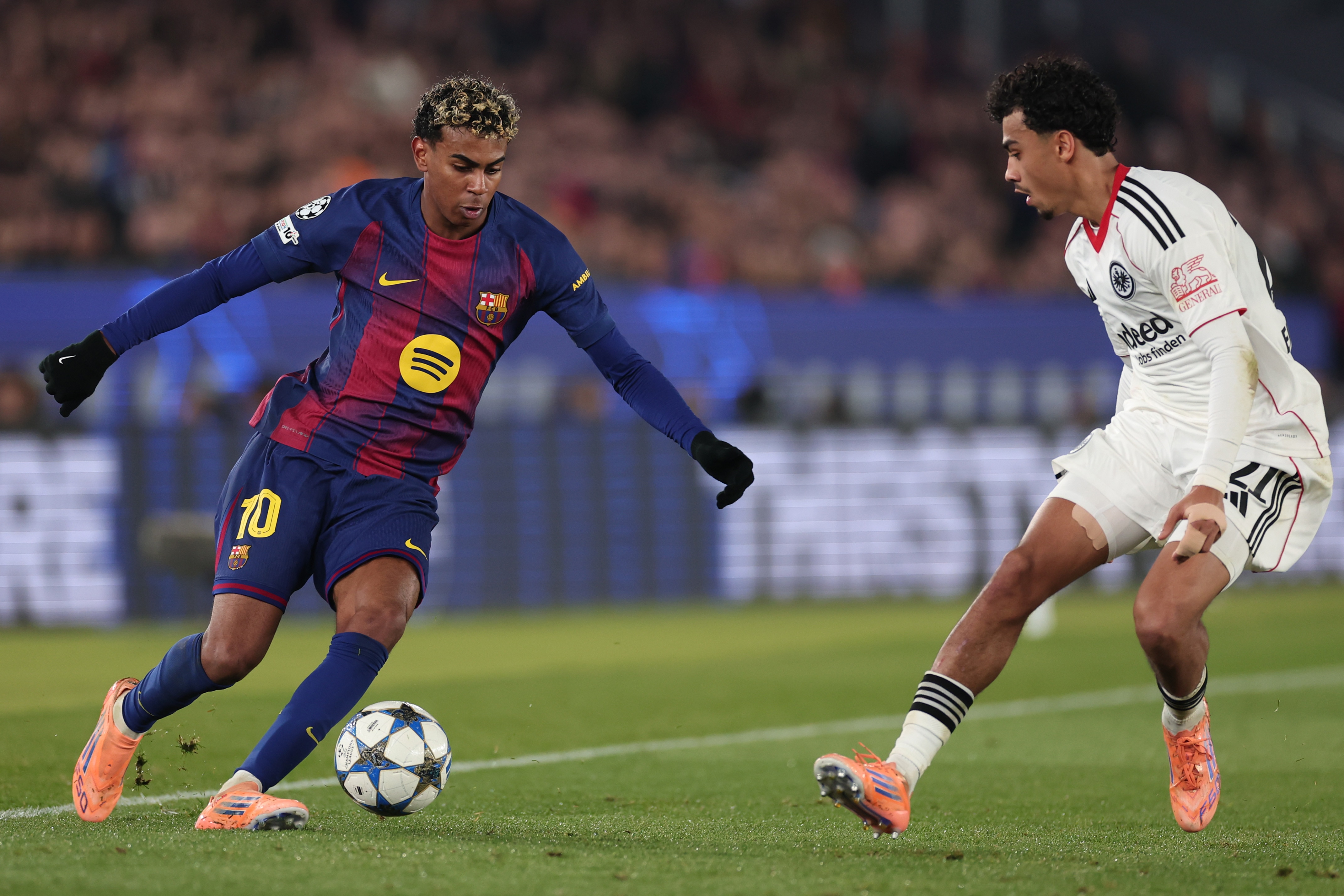 Lamine Yamal dribbles against Frankfurt defender