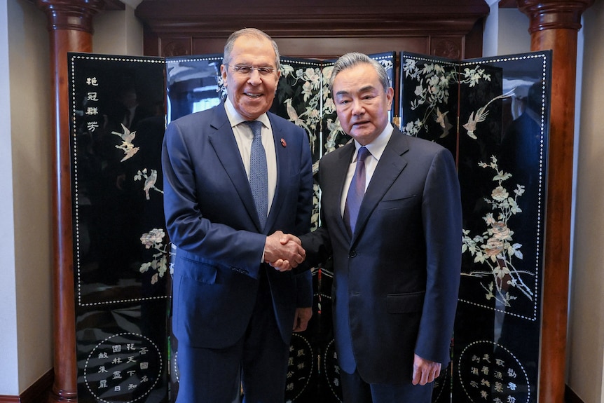 王毅在东亚外长峰会上会晤俄罗斯外长拉夫罗夫。
