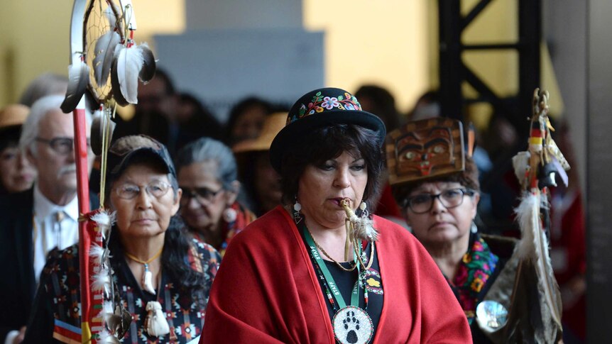 Во время шествия открытия показаны три женщины из числа коренного населения, одетые в традиционную одежду.