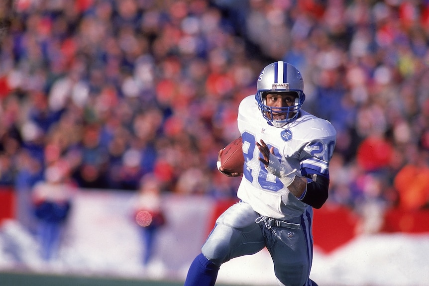 Barry Sanders runs with the ball