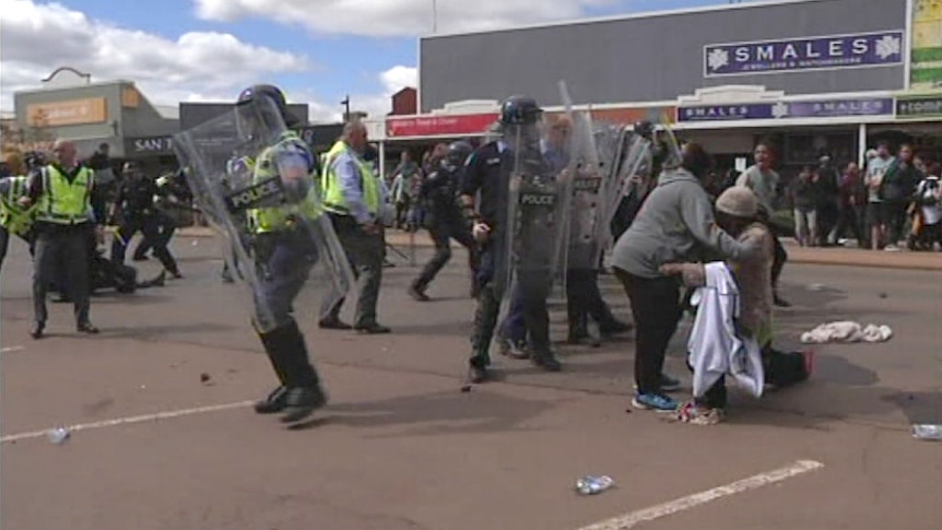 Kalgoorlie protesters riot over teen's death