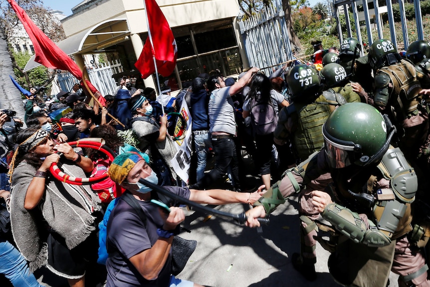 Mapuche clash with police in Chile