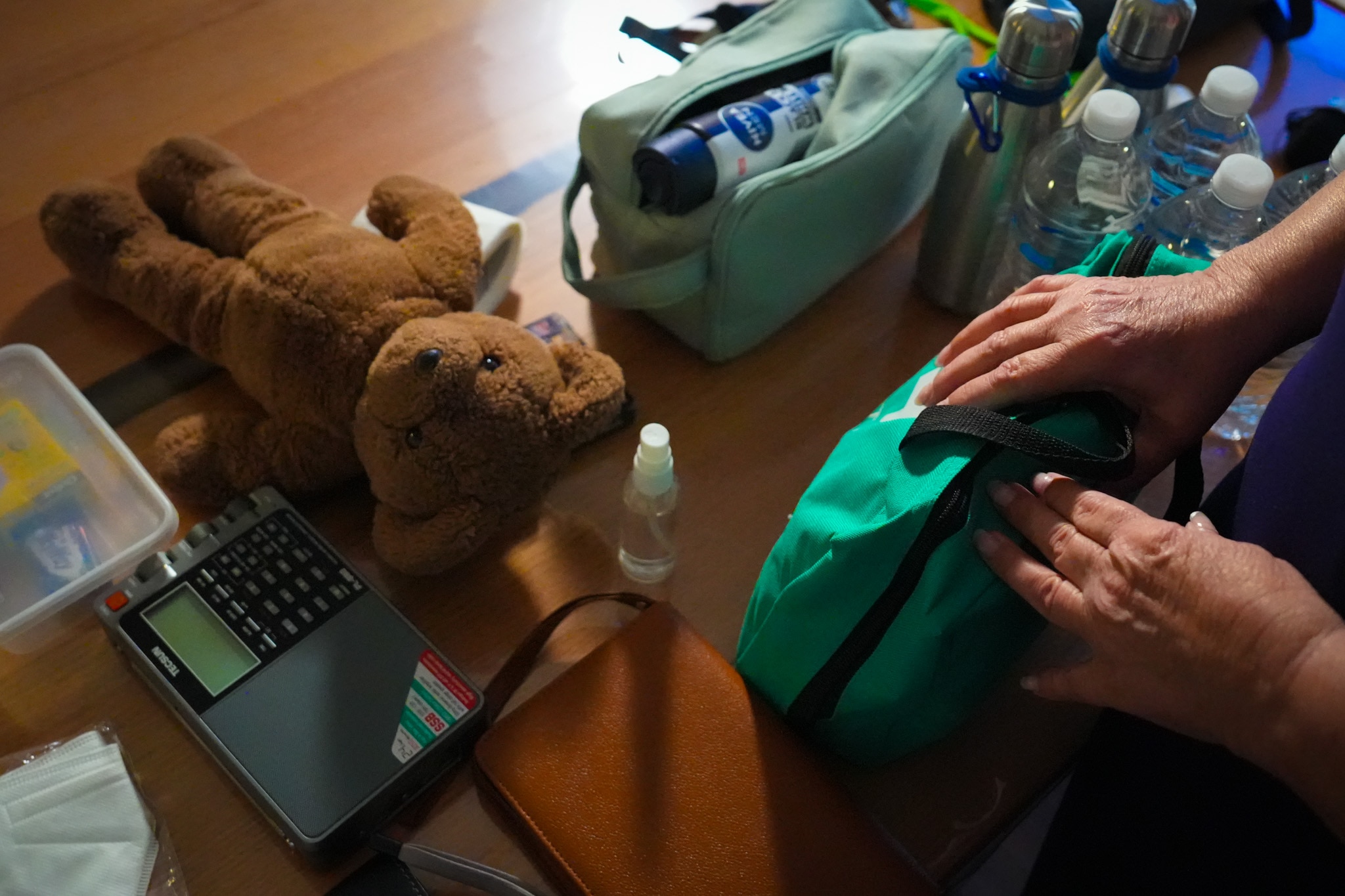 Kay Douglas e seu marido Mark, que perto de sua casa no incêndio florestal de Mariginiup em 2023 24/11/2025 08:11:00