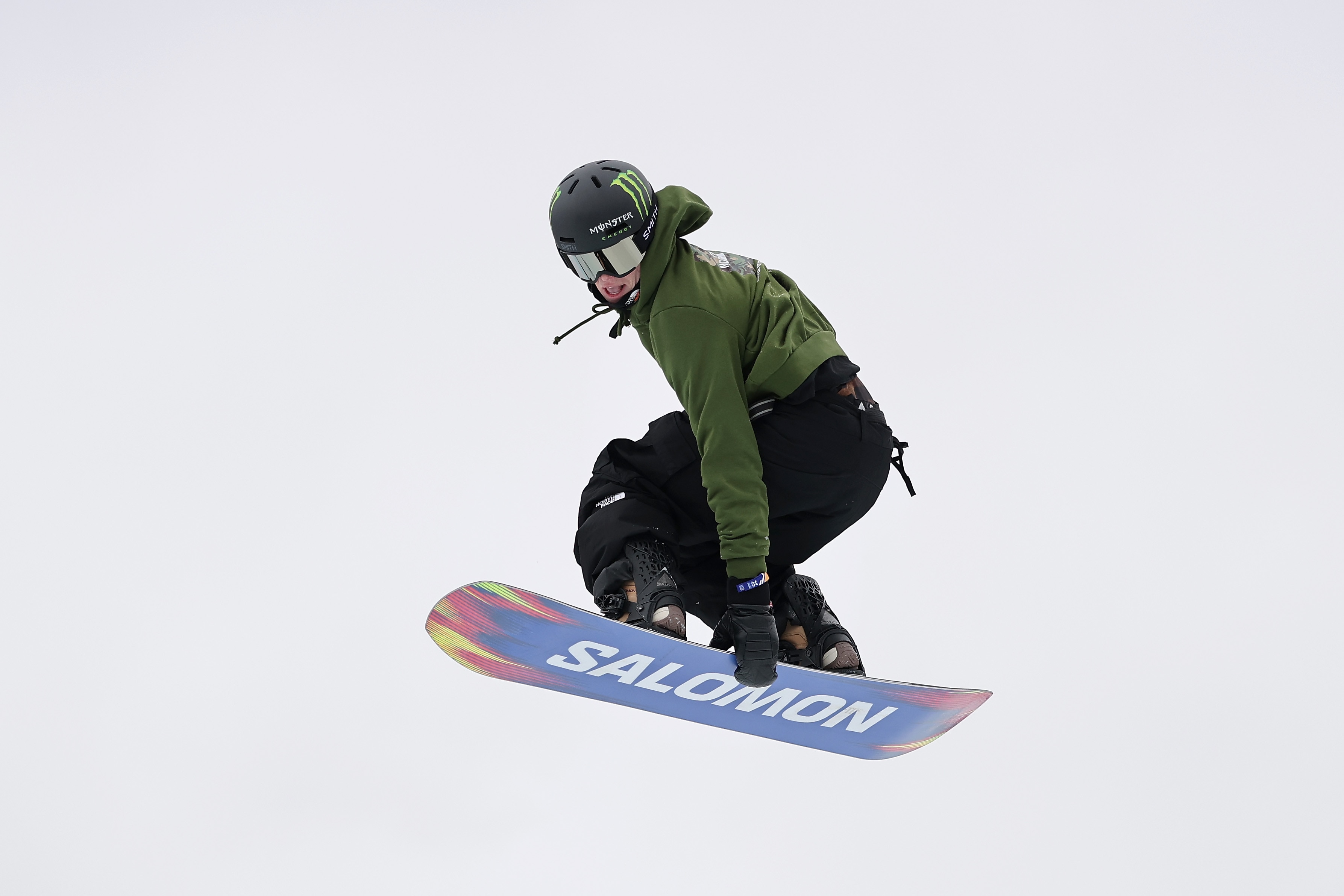 Tess Coady agarra su tabla de snowboard.