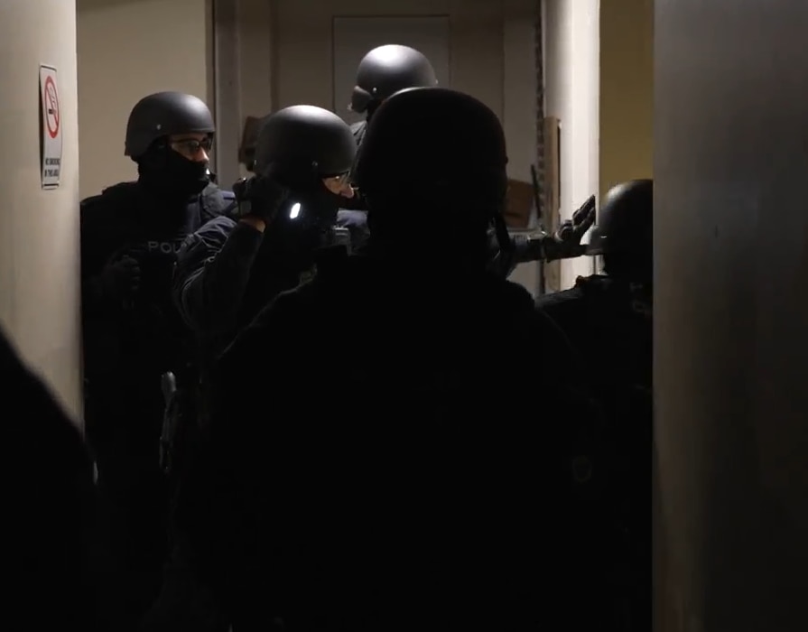 descente de police pour abus d'enfants