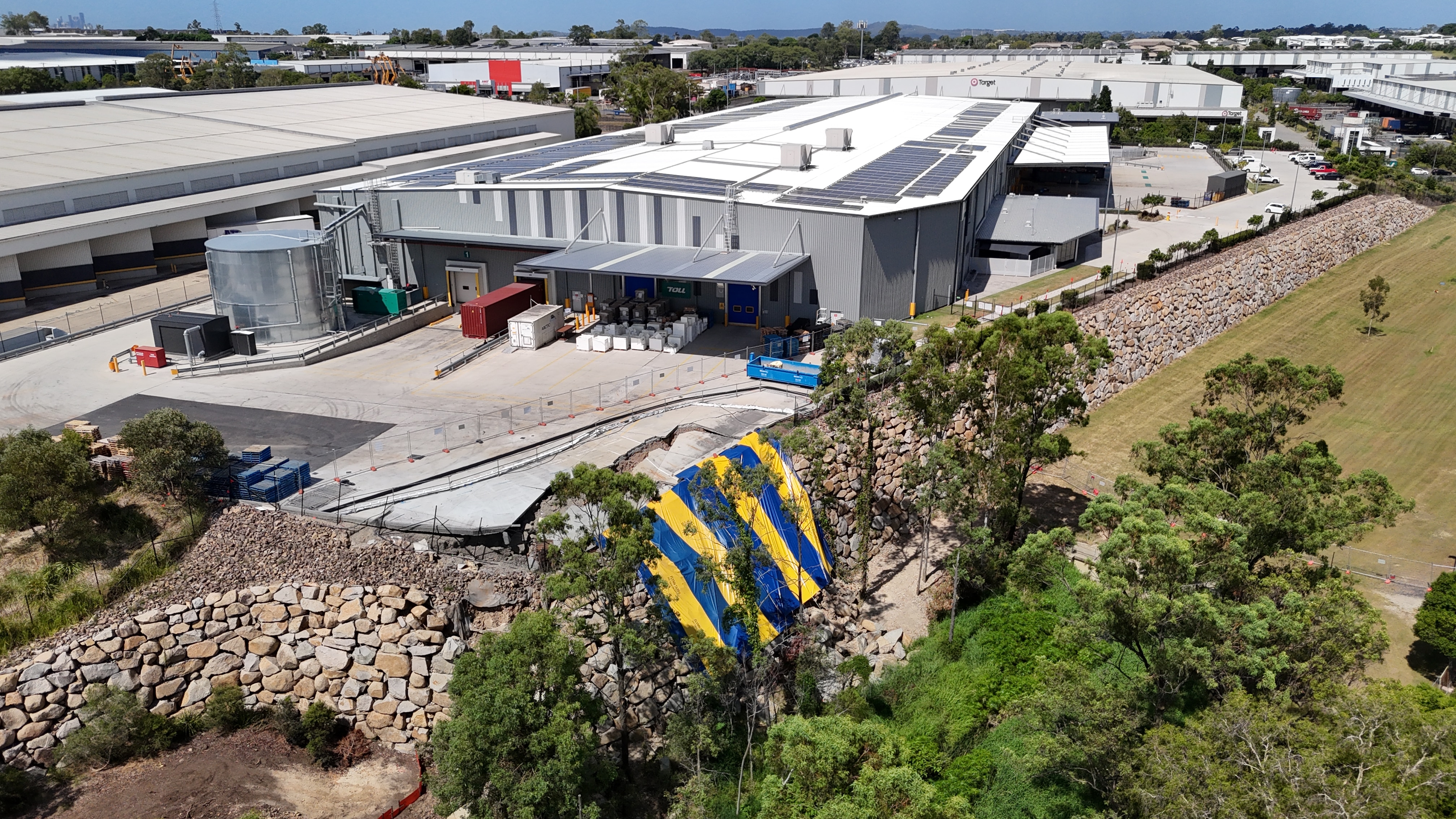 Uma grande lona ao lado de uma fábrica.