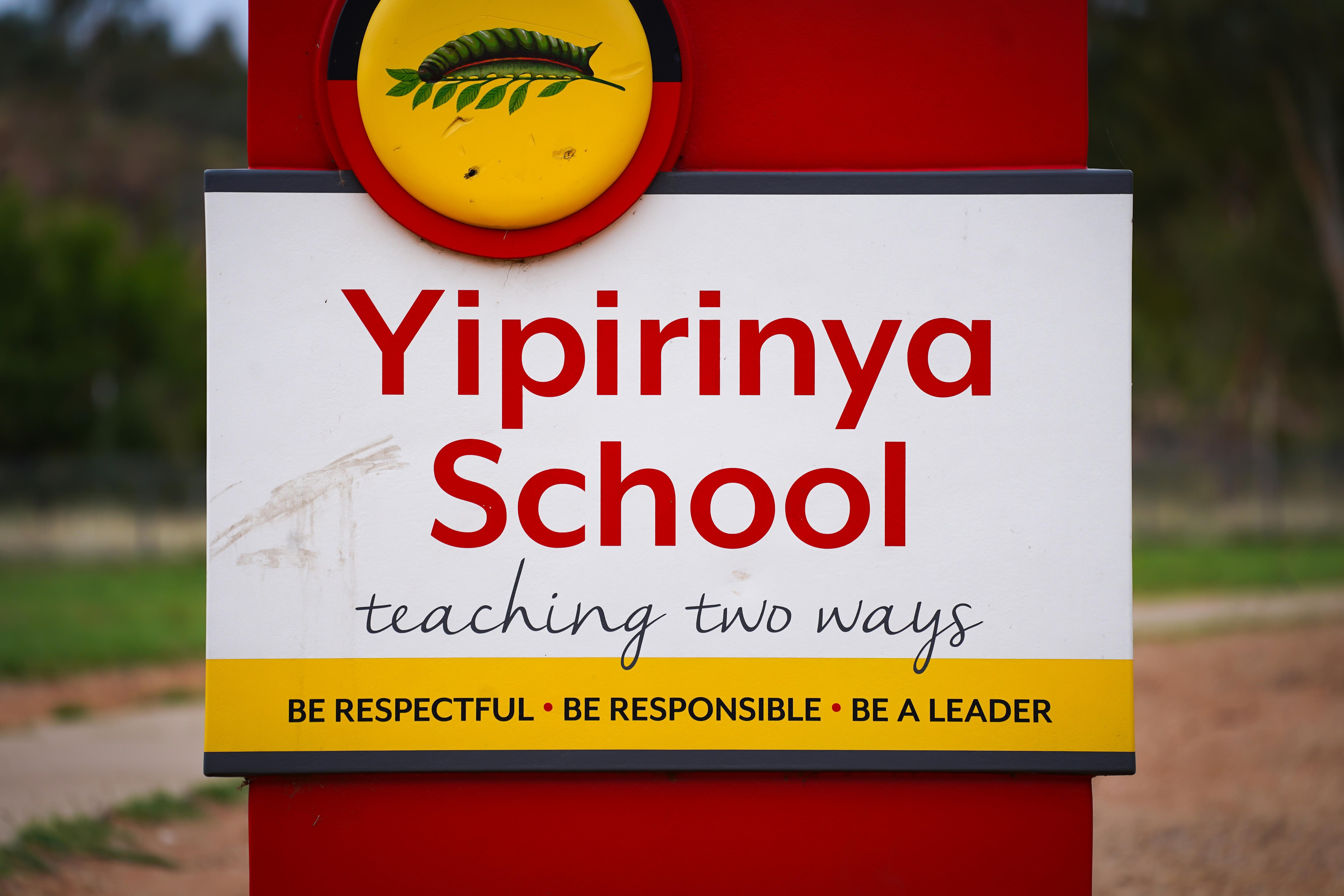 Uma placa na frente da escola.