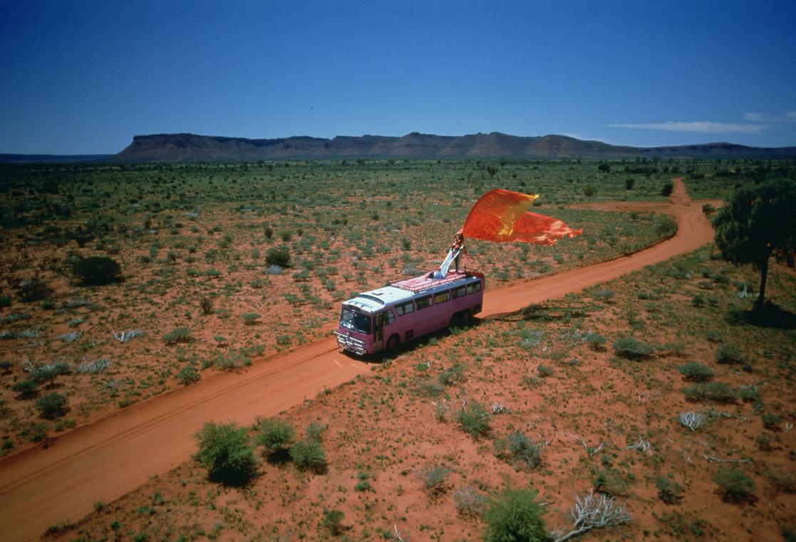 Autobús rosa en Outback Road