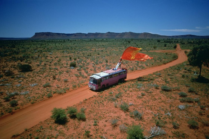 Autobús rosa en Outback Road