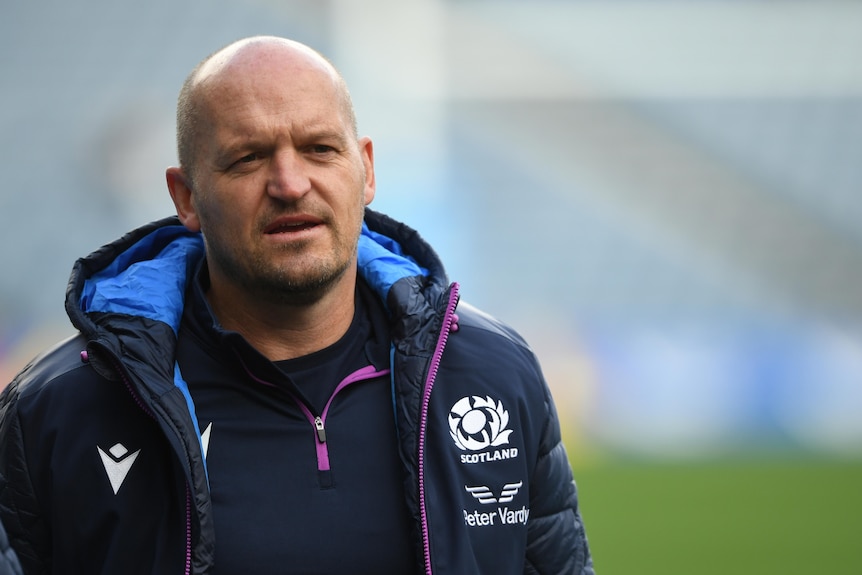 Gregor Townsend usa un abrigo y mira hacia adelante con una expresión neutra en su rostro