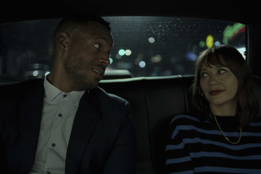 Marlon Wayans sitsi next to Rashida Jones in the bac k of a car in the film On the Rocks