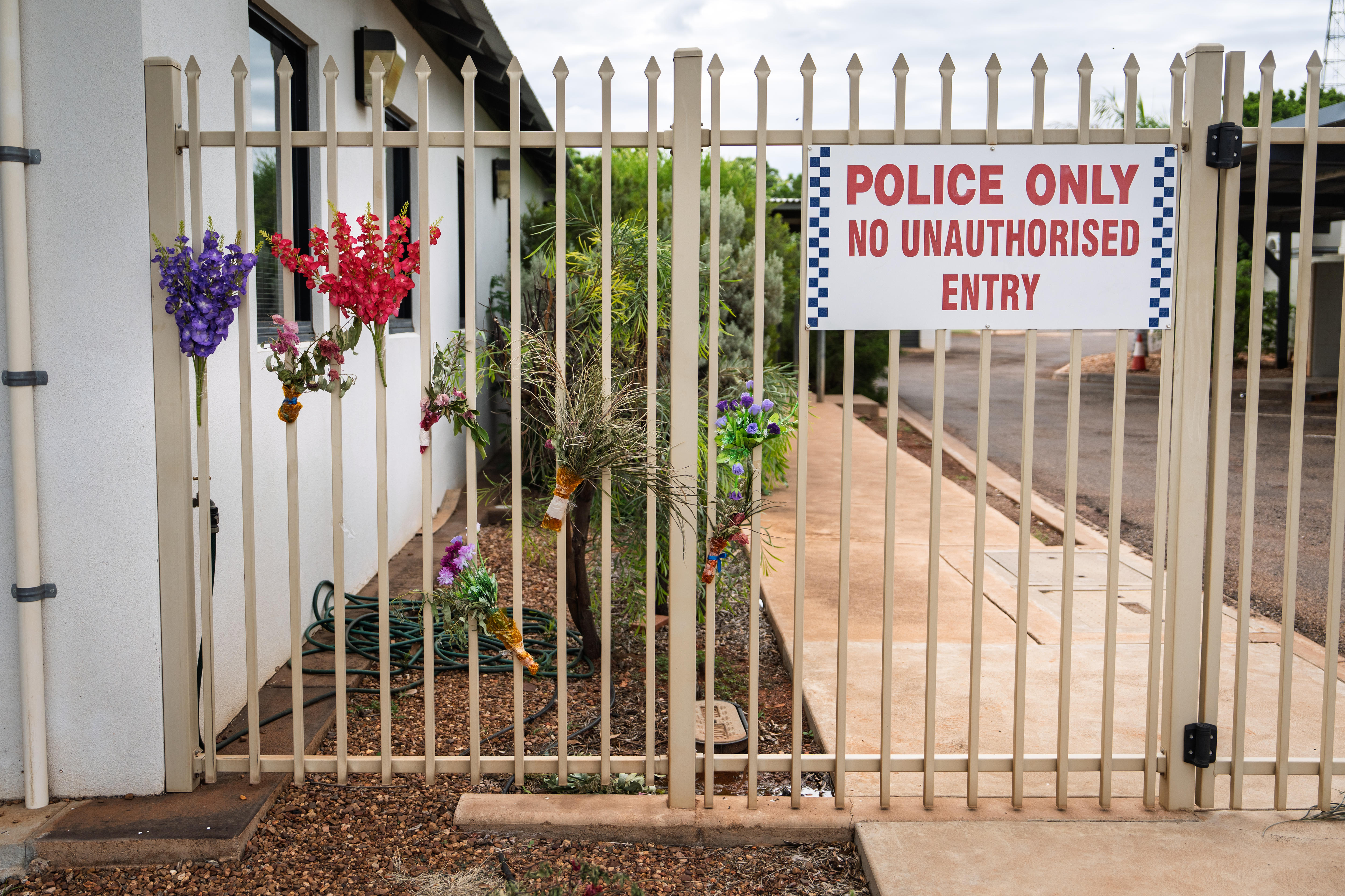 Portão da delegacia de polícia de Tennant Creek