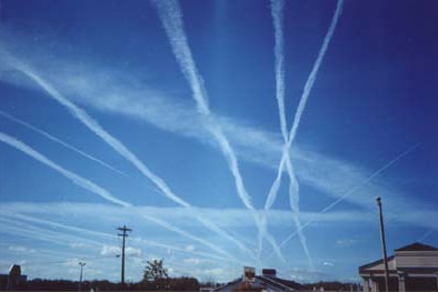 Mehrere weiße Linien über einem blauen Himmel