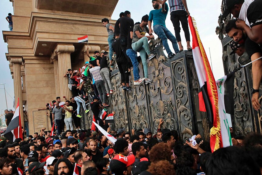 Iraqi protesters try to break into provincial council building in Basra