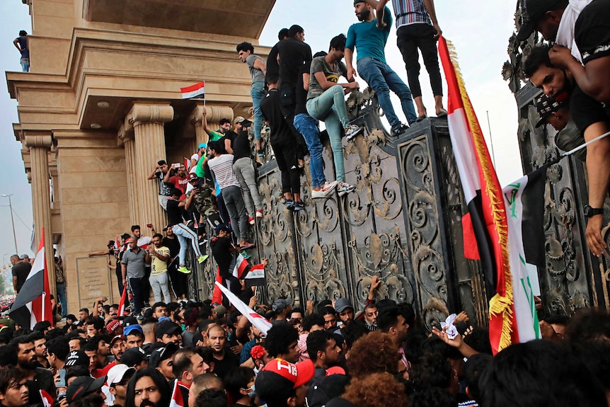Iraqi protesters try to break into provincial council building in Basra