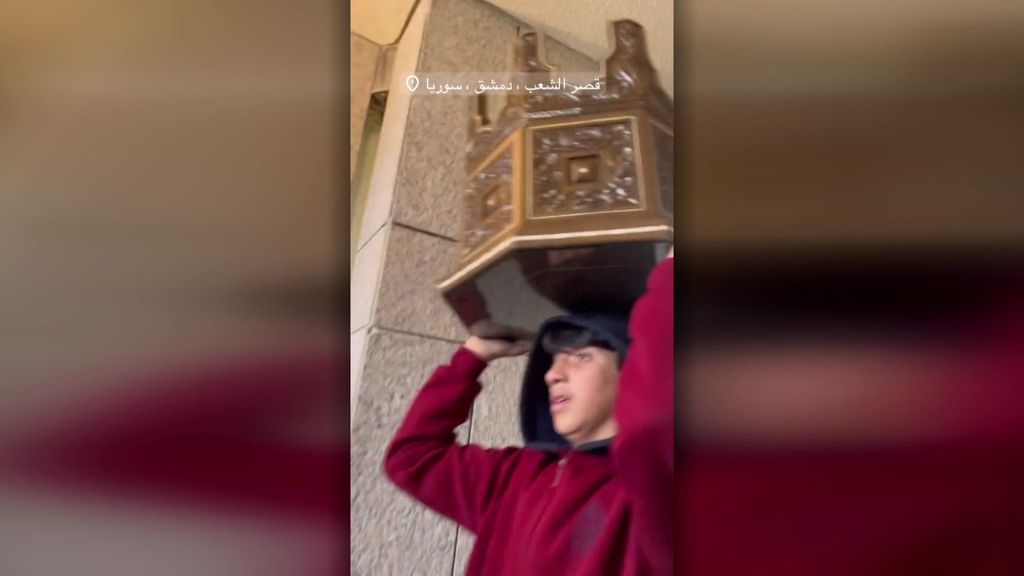 Syrians loot Bashar al-Assad's palace in Damascus - ABC News