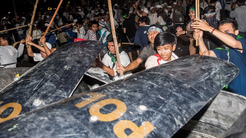 Muslim hardline protesters clash with anti-riot policemen during a protest