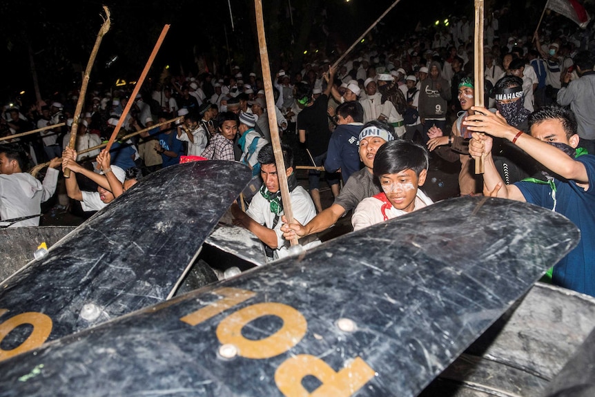 Muslim hardline protesters clash with anti-riot policemen during a protest