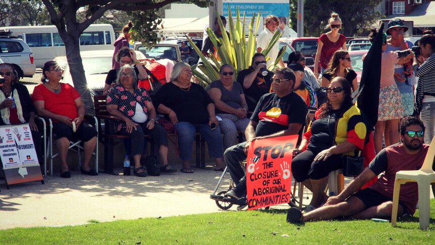 Protesters rally in Geraldton over closure of remote communities