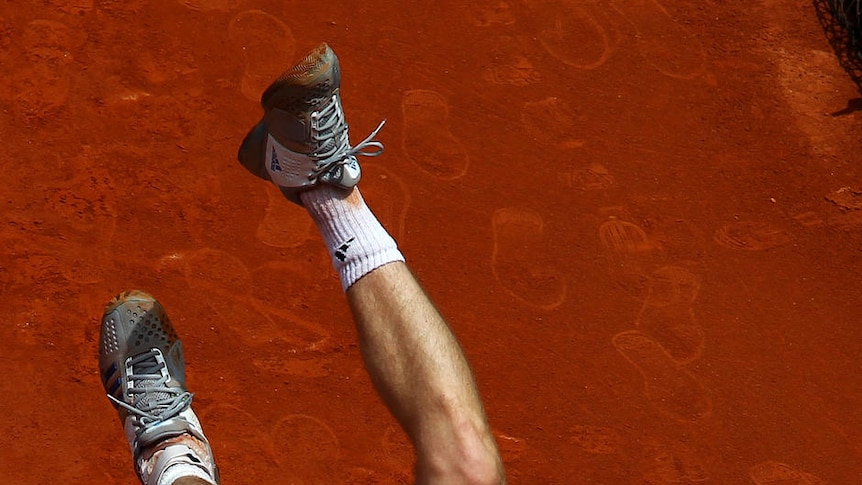 Andy Murray managed to battle to a 6-2, 6-3, 6-2 win despite collapsing after injuring his ankle.