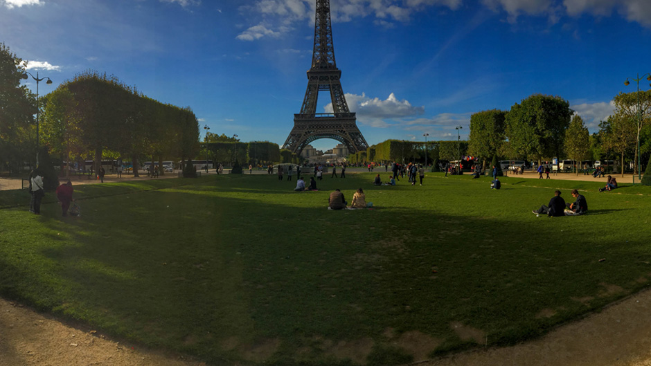 La Tour Eiffel par une journée ensoleillée.