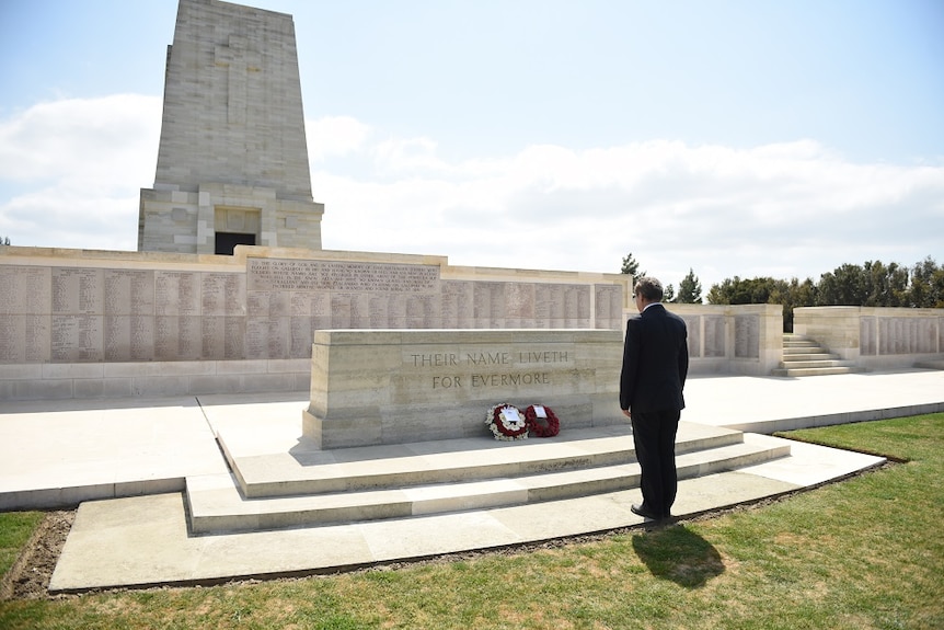 Burak Gundogan lays wreaths on the Turkish peninsula.