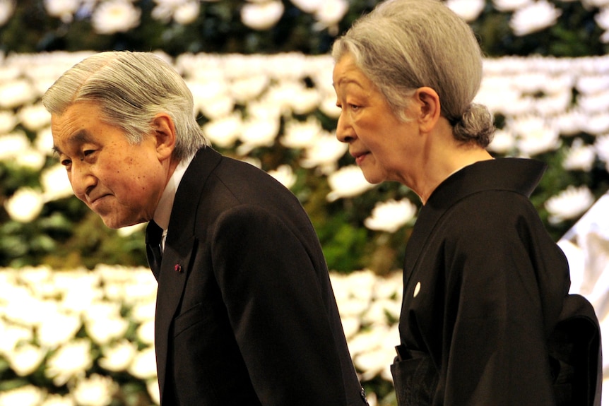 Emperor Akihito pays respect during quake memorial