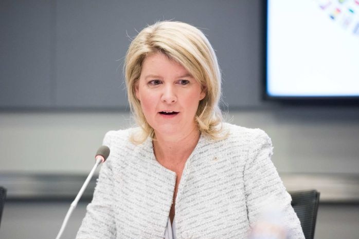 Natasha Stott Despoja prend la parole à la Banque mondiale vêtue d'un blazer blanc.