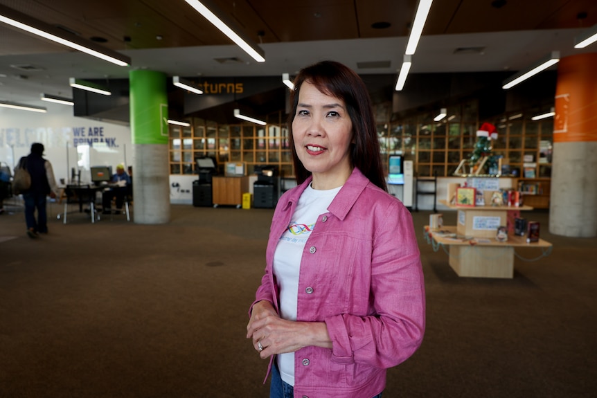 Un retrato de Mai Nguyen en la biblioteca Sunshine en los suburbios del oeste de Melbourne