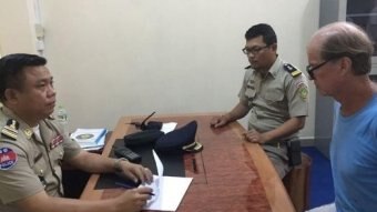 James Ricketson diborgol dan berbicara dengan polisi Kamboja